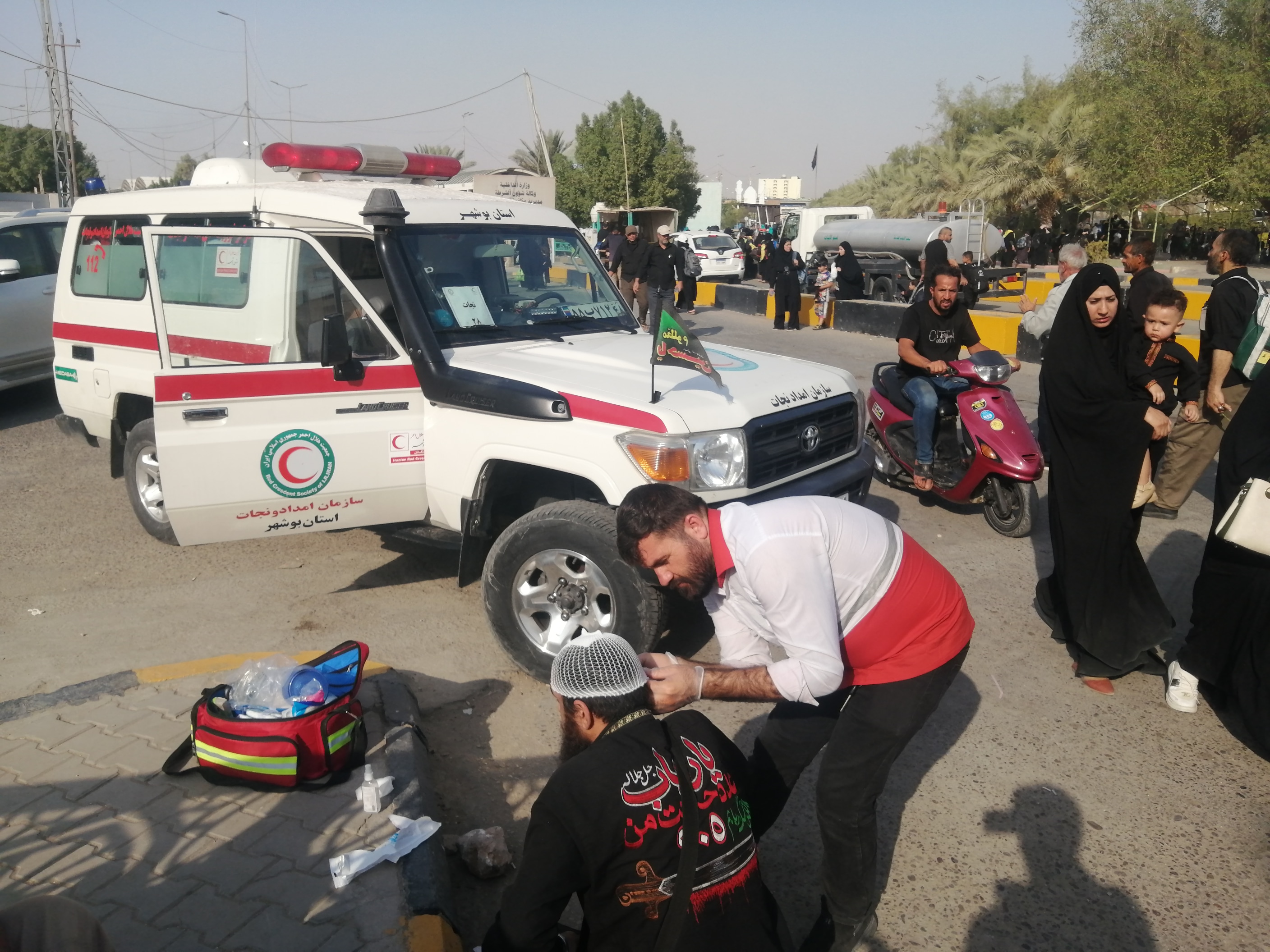 ارائه خدمت تیم های عملیاتی جمعیت هلال احمر استان بوشهر در مراسم پیاده روی اربعین حسینی+ عکس